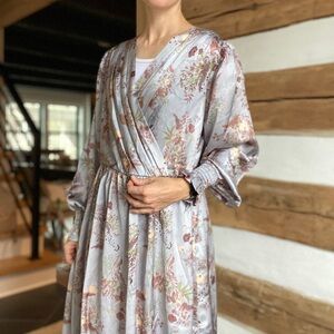 Me by Jennie Garth Floral Satin Wrap Dress Women’s size XS